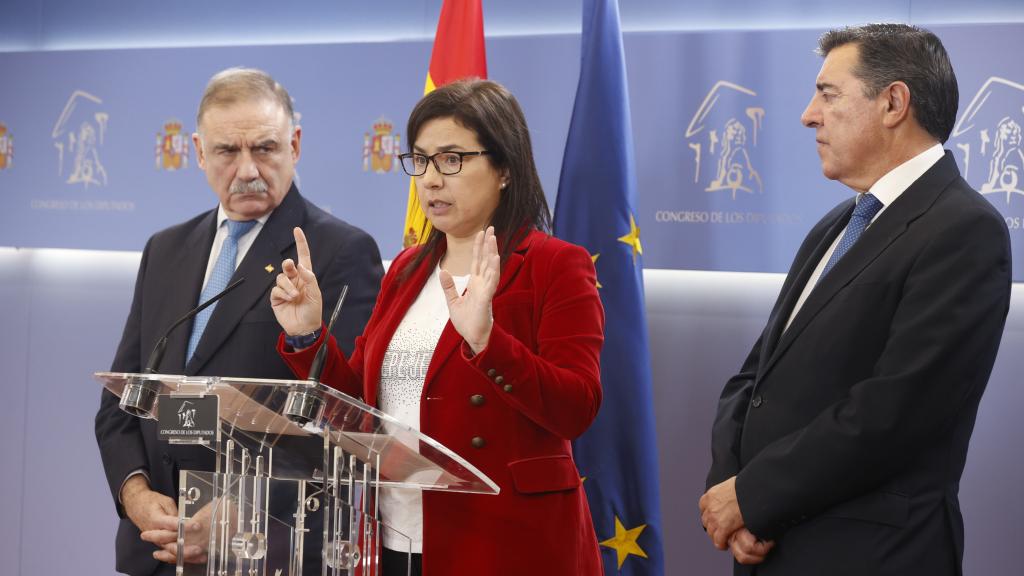 Los diputados del PP Ana Vázquez, Fernando Adolfo Gutiérrez (I) y José Antonio Bermúdez de Castro (d) durante la rueda de prensa ofrecida este viernes en el Congreso.