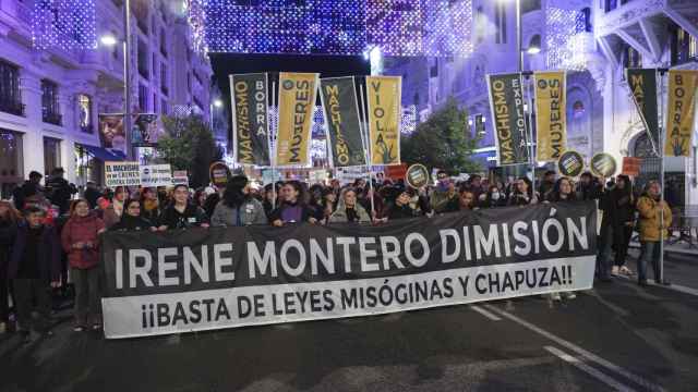 Una pancarta pidiendo la dimisión de Irene Montero en una manifestación feminista en Madrid.