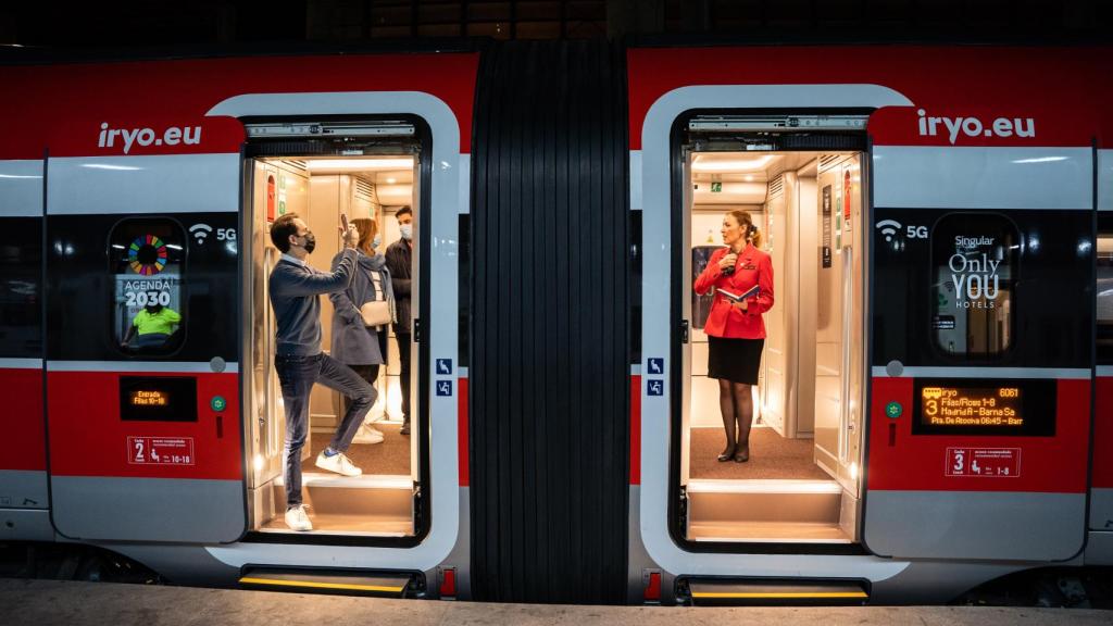 La tripulación del primer tren de Iryo instantes antes de comenzar el primer viaje