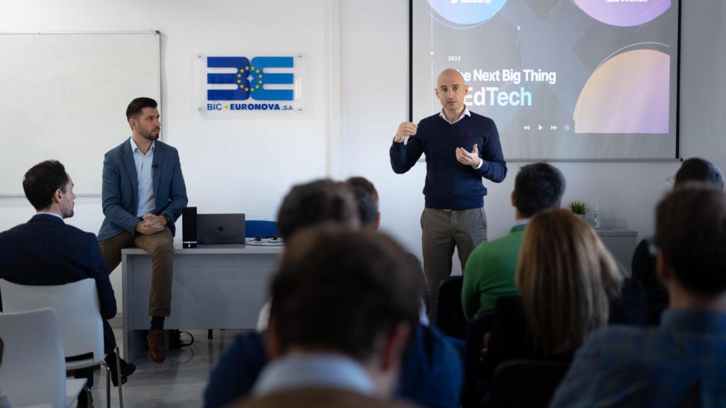 Álex Torrentí (i) y Jesús Ortega (d) presentan Open Bootcamp y JobRun.