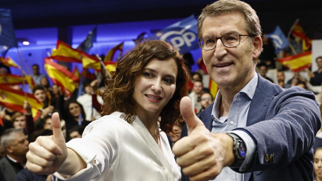 Feijóo y Ayuso posan junto en el acto de este sábado en Madrid.