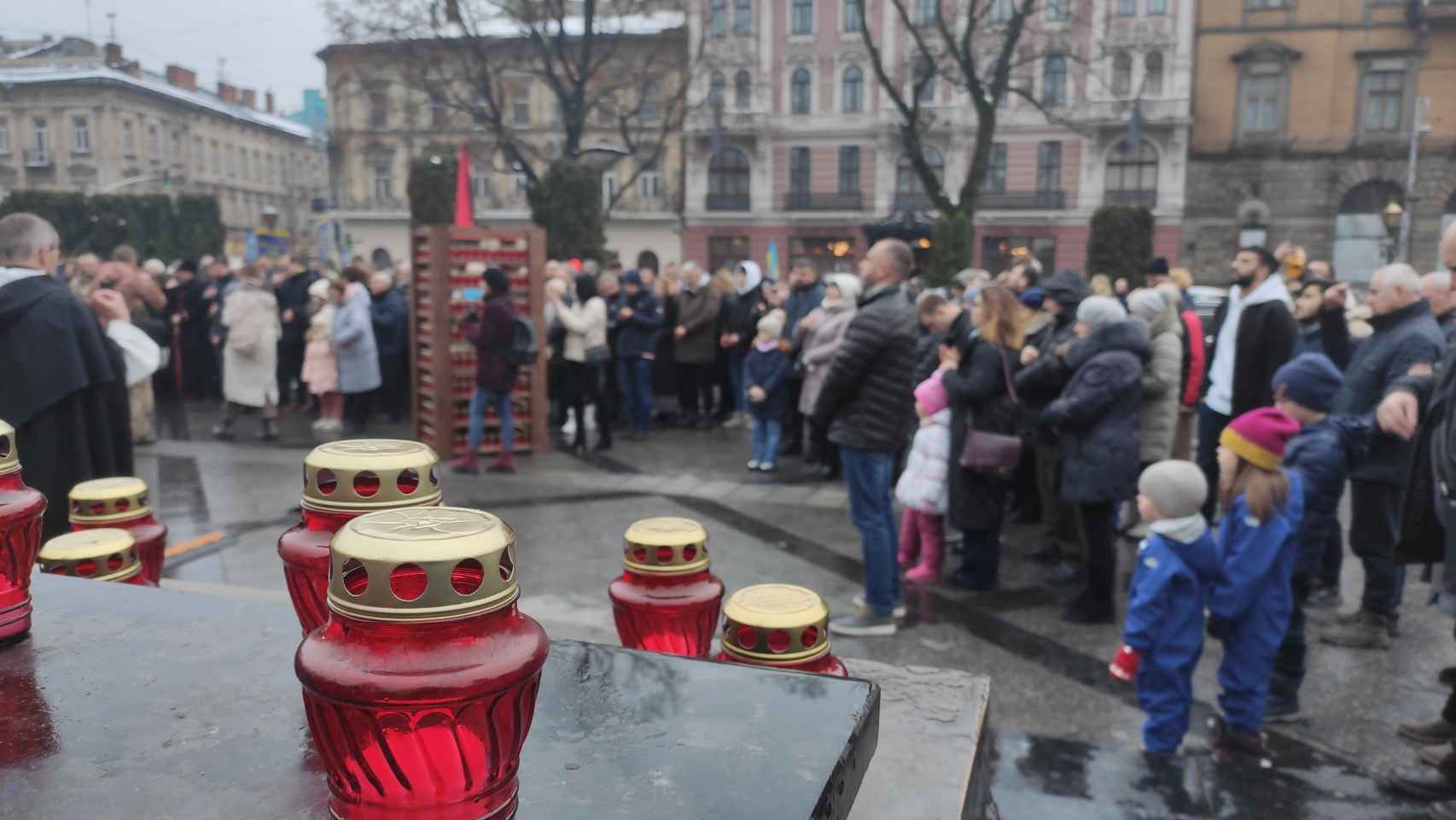 Ucrania recuerda con velas la hambruna causada por Moscú hace 90 años