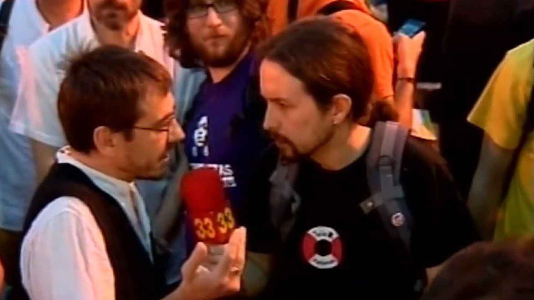 Pablo Iglesias entrevista a José Carlos Monedero para Canal 33 en las manifestaciones del 15-M.