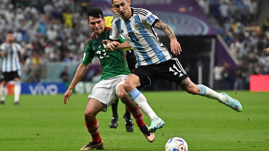 Di María regatea a un rival.