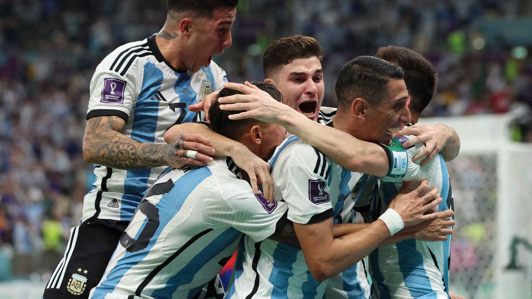 Los jugadores celebran el gol de Messi.