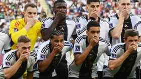 Los jugadores de Alemania, con la boca tapada en señal de protesta.