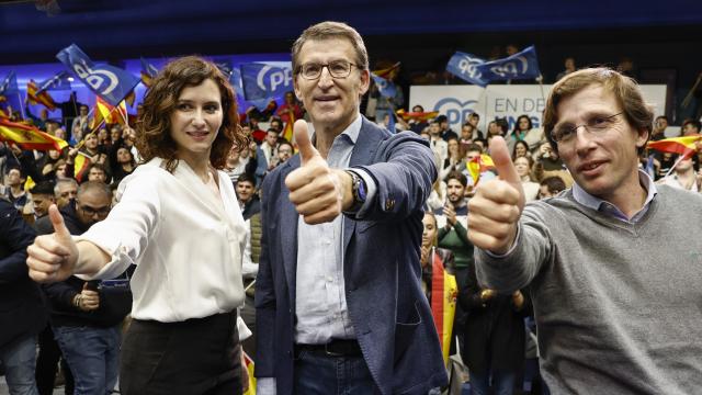 El líder popular Alberto Núñez Feijóo junto a la presidenta de la Comunidad de Madrid, Isabel Díaz Ayuso, y el alcalde de Madrid, José Luis Martínez-Almeida este sábado.