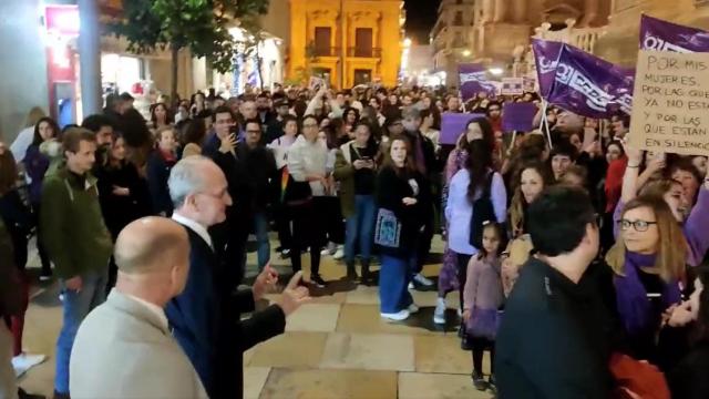 El alcalde de Málaga, Francisco de la Torre, junto a la manifestación contra la violencia de género.