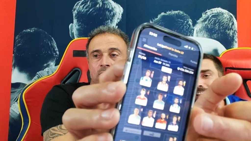 Luis Enrique enseña su equipo del Fantasy.