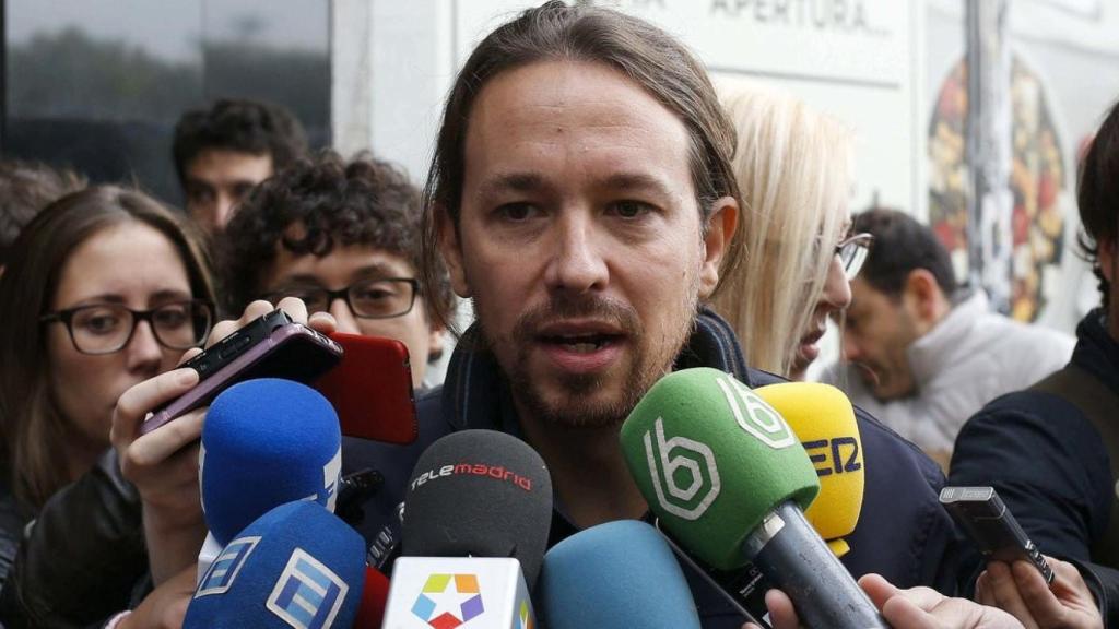 El exlíder de Unidas Podemos, Pablo Iglesias, atiende a los medios, en 2016.