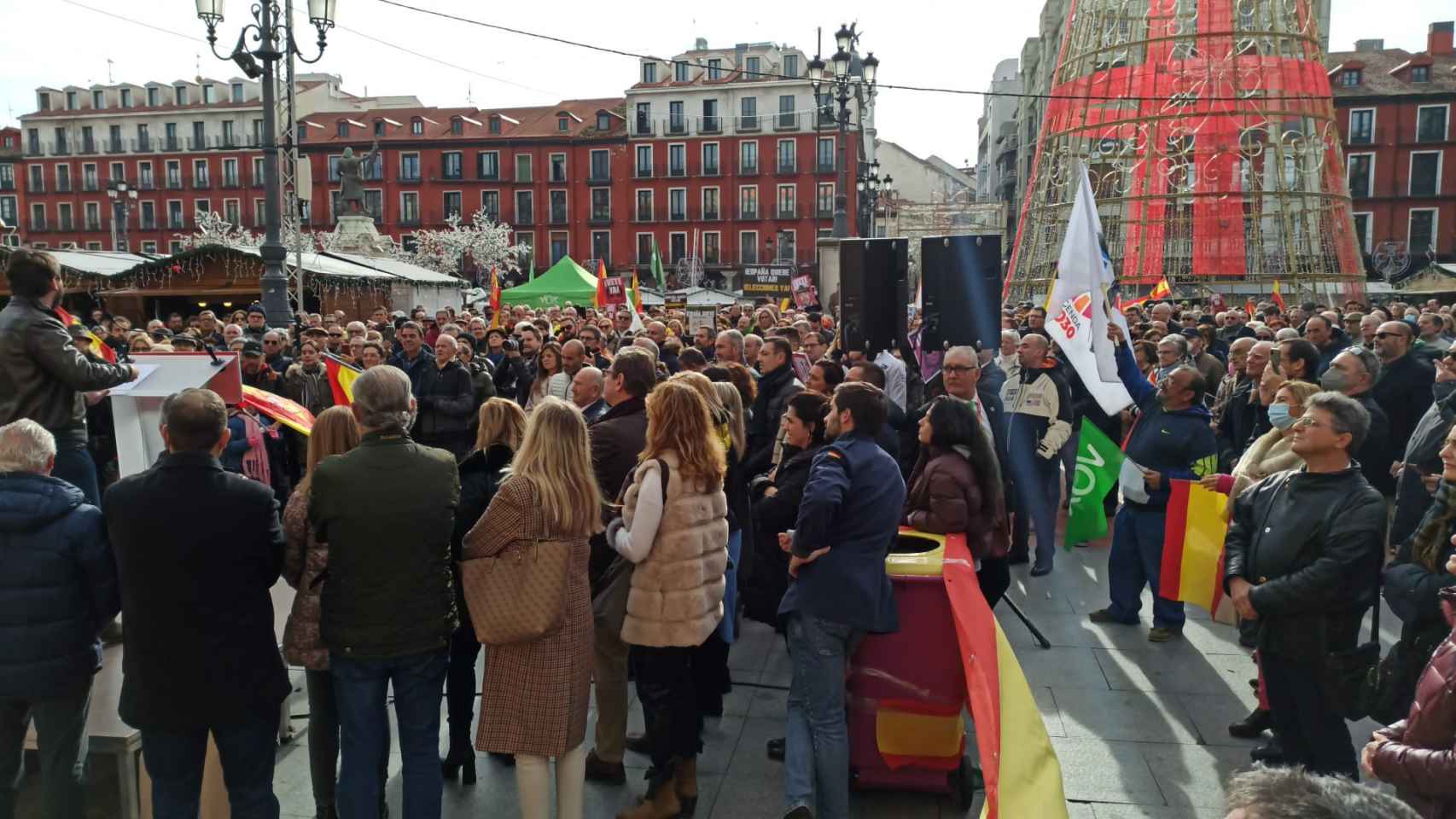 Concentración en la Plaza Mayor de Valladolid para exigir la dimisión del Gobierno de España y la convocatoria de elecciones
