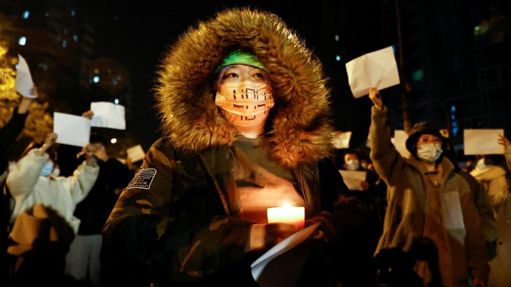 Vigilia en memoria de las víctimas de un incendio en Urumqi, en Beijing