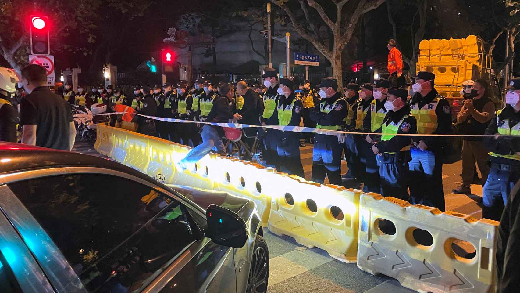 Oficiales de policía detrás de barricadas y cordón en Shanghai