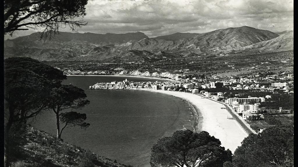Panorámica de Benidorm de 1963, cuando la Avenida del Mediterráneo discurría paralela a la playa y sin rascacielos.
