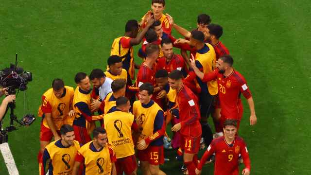 Piña de los futbolistas de la selección española tras el gol de Álvaro Morata a Alemania