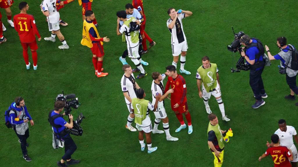 Los futbolistas de España y Alemania se saludan tras empatar en la jornada 2 del Grupo E del Mundial de Qatar 2022