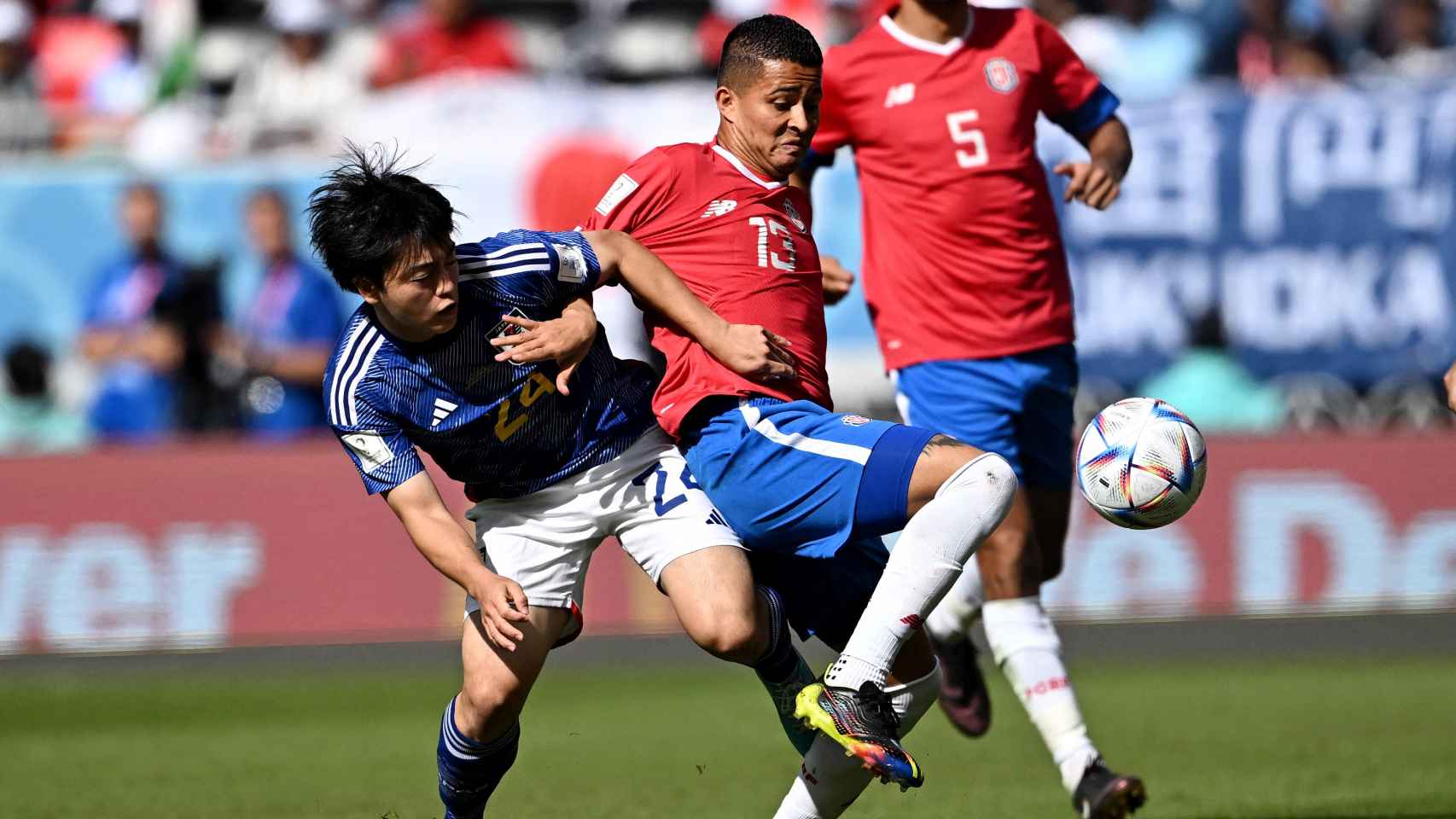 Yuki Soma, peleando la posesión con Gerson Torres durante el Japón - Costa Rica del Mundial de Qatar 2022