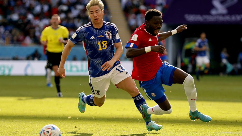 Takuma Asano, con el balón perseguido por Keysher Fuller durante el Japón - Costa Rica del Mundial de Qatar 2022
