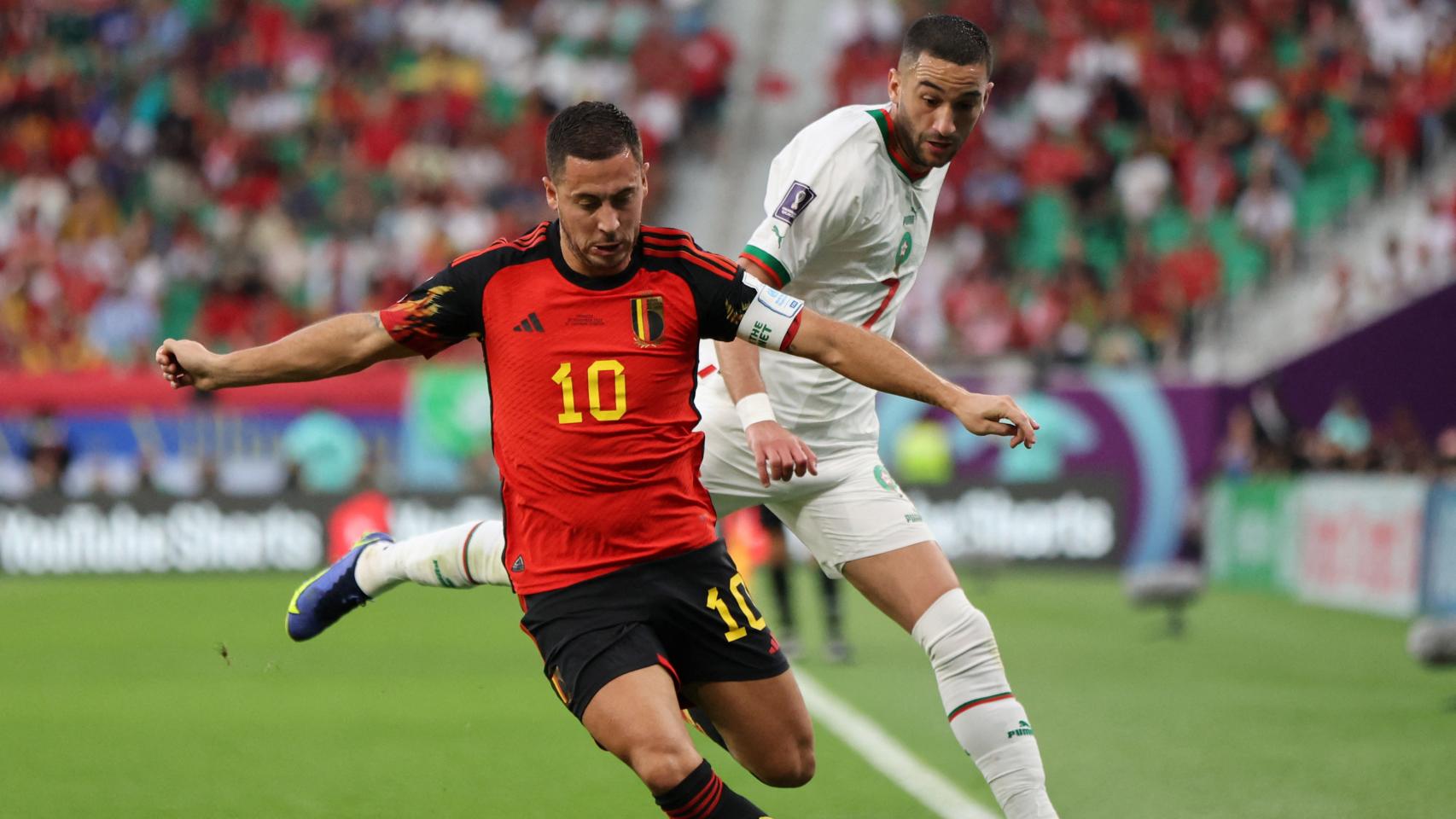Eden Hazard y Hakim Ziyech, peleando por el balón en el Bélgica - Marruecos