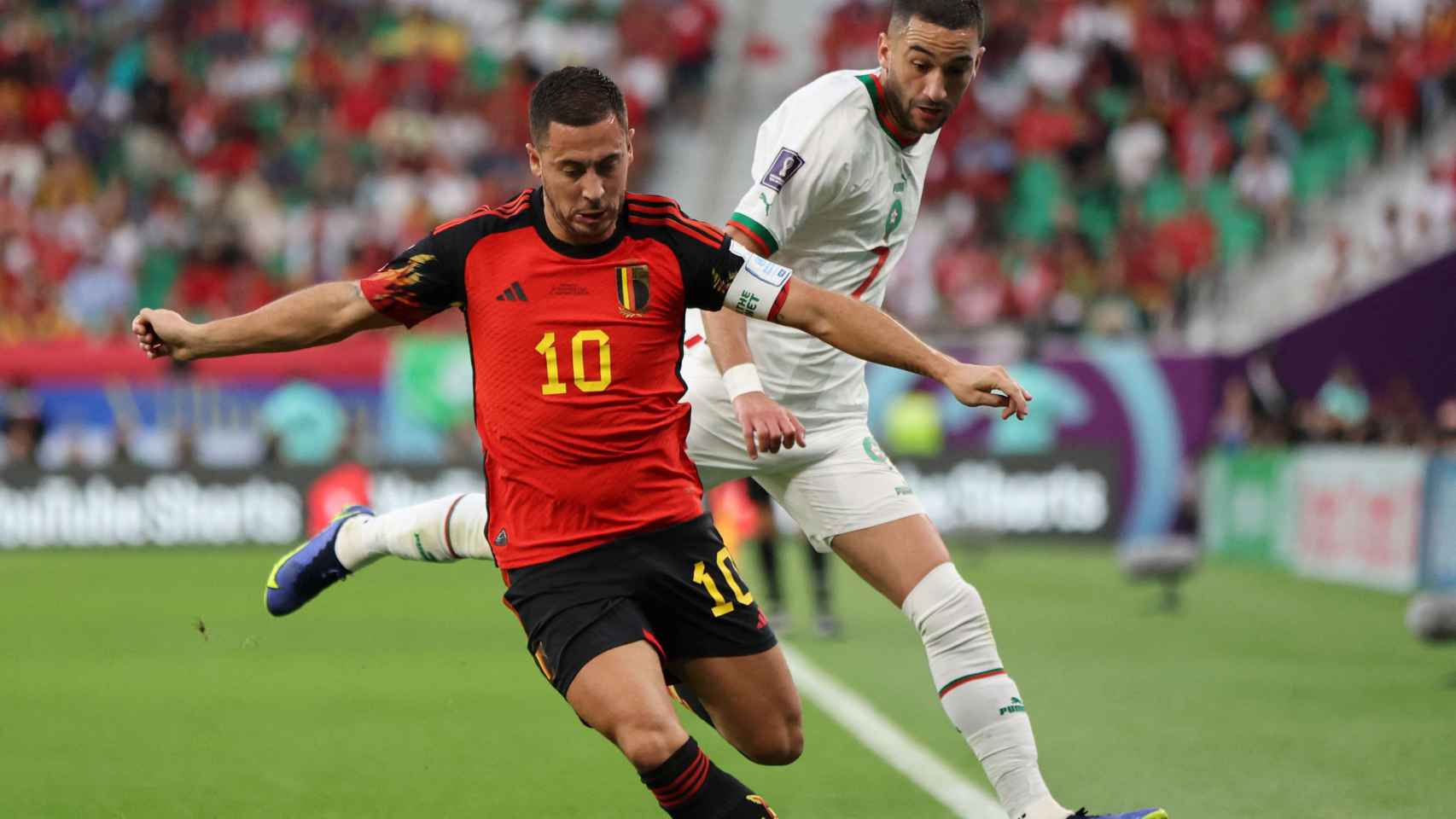 Eden Hazard y Hakim Ziyech, peleando por el balón en el Bélgica - Marruecos del Mundial de Qatar 2022