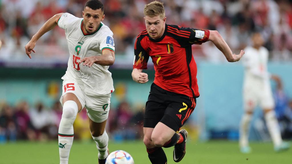 Kevin de Bruyne, en carrera contra Selim Amallah en el Bélgica - Marruecos del Mundial de Qatar 2022