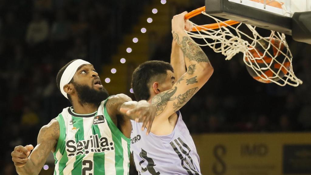 Mate de Gabriel Deck ante BJ Johnson, en el Betis - Real Madrid de Baloncesto de la ACB 2022/2023