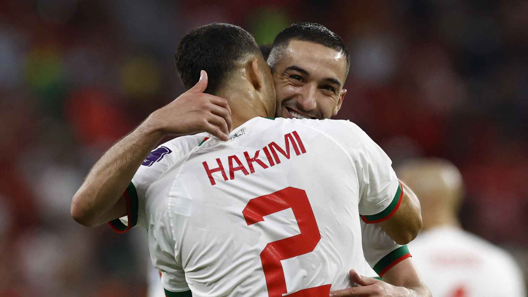 Abrazo entre Achraf Hakimi y Ziyech para celebrar un gol de la selección de Marruecos que fue anulado