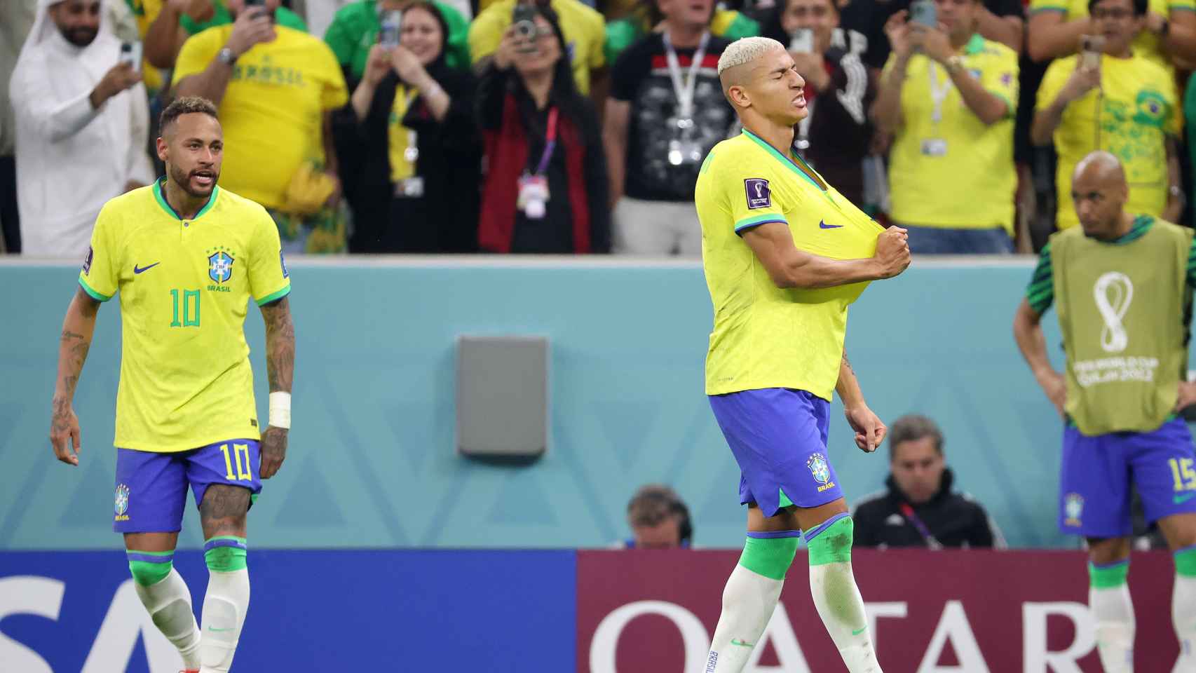 Richarlison, celebrando uno de sus goles en la selección de Brasil con Neymar al lado