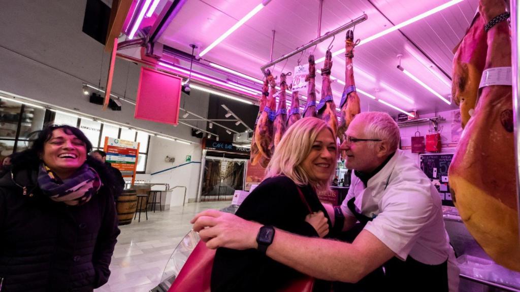 Carmen Picazo y José Luis Roldán en el mercado de Villacerrada.