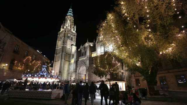 La Plaza del Ayuntamiento de Toledo, iluminada por Navidad en 2022.