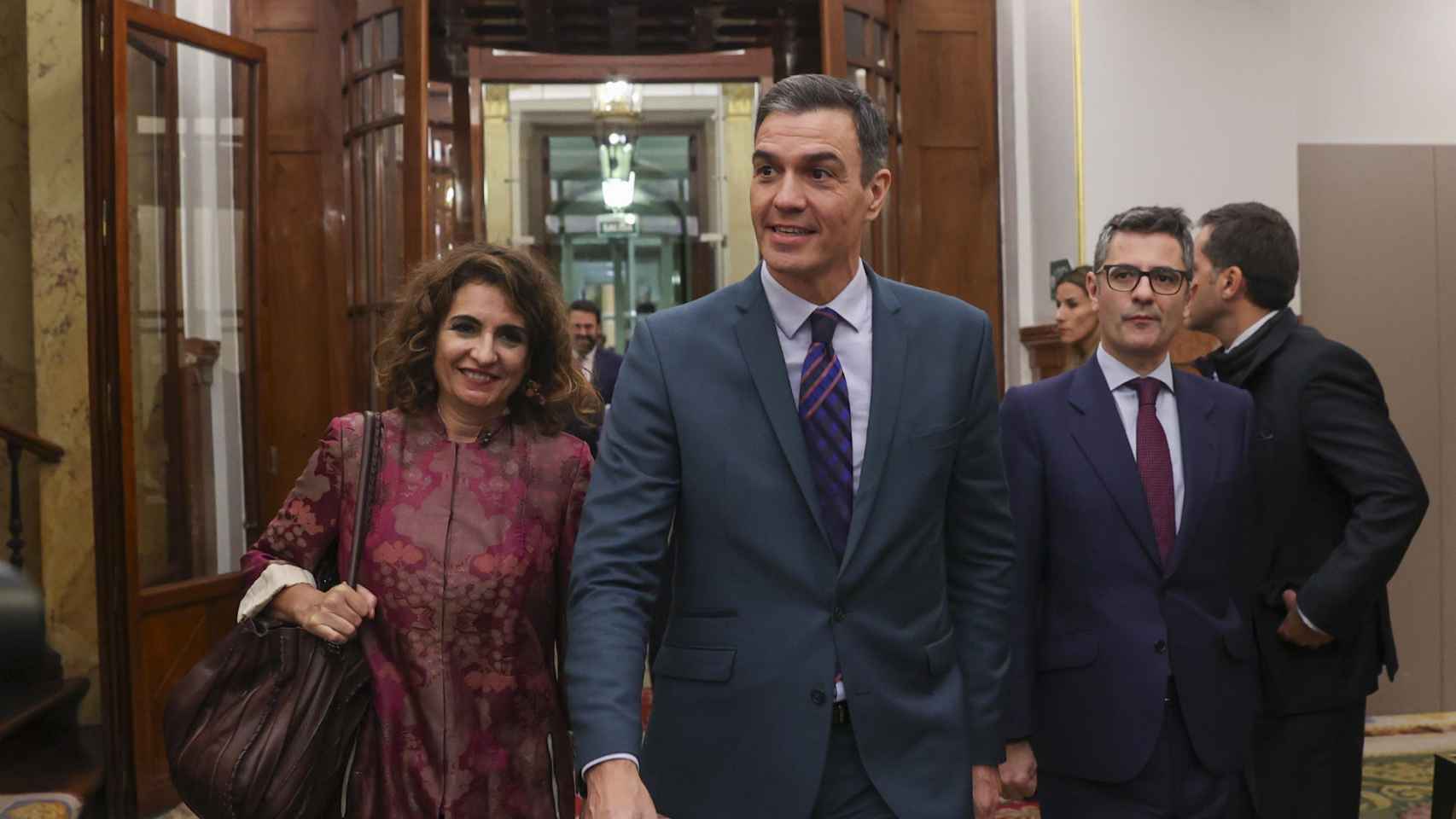 El presidente del Gobierno, Pedro Sánchez (c), junto a la ministra de Hacienda, María Jesús Montero (i), y el ministro de la Presidencia, Félix Bolaños (d), en el Congreso de los Diputados.
