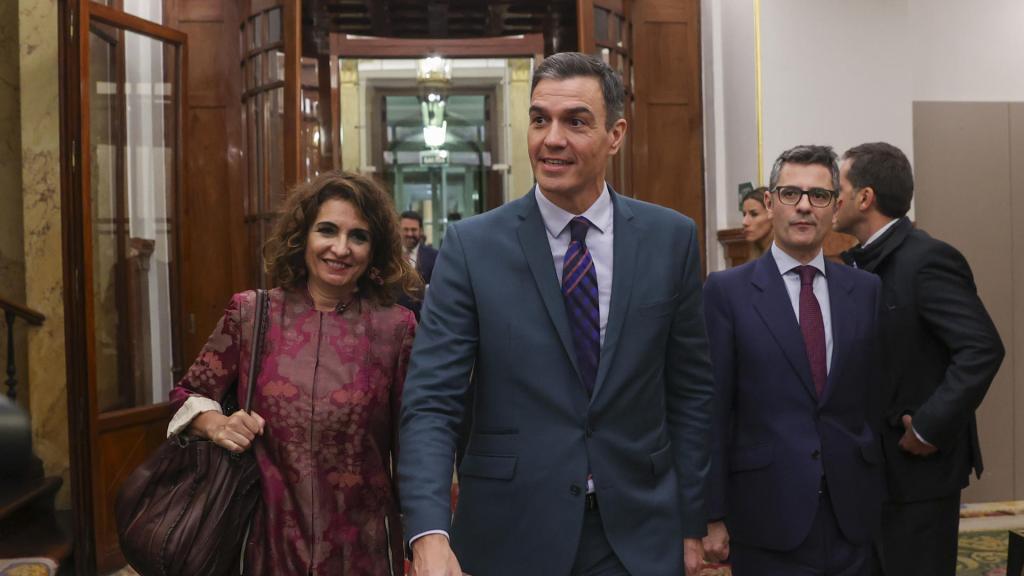 El presidente del Gobierno, Pedro Sánchez (c), junto a la ministra de Hacienda, María Jesús Montero (i), y el ministro de la Presidencia, Félix Bolaños (d), este jueves en el Congreso de los Diputados.