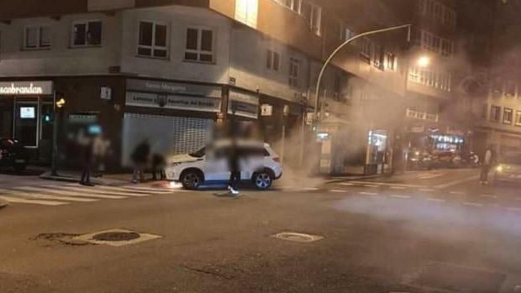 Arde un coche en la Avenida de Arteixo.