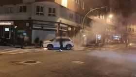 Arde un coche en la Avenida de Arteixo.