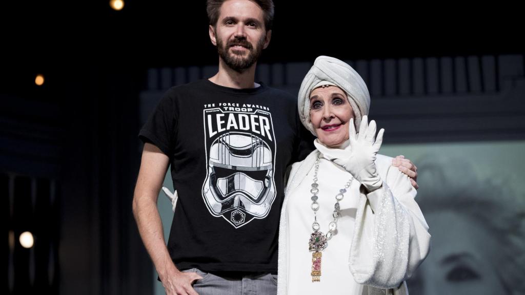 Concha Velasco junto a su hijo, Manuel, en octubre de 2018, en Madrid, durante la presentación de la obra 'El Funeral'.