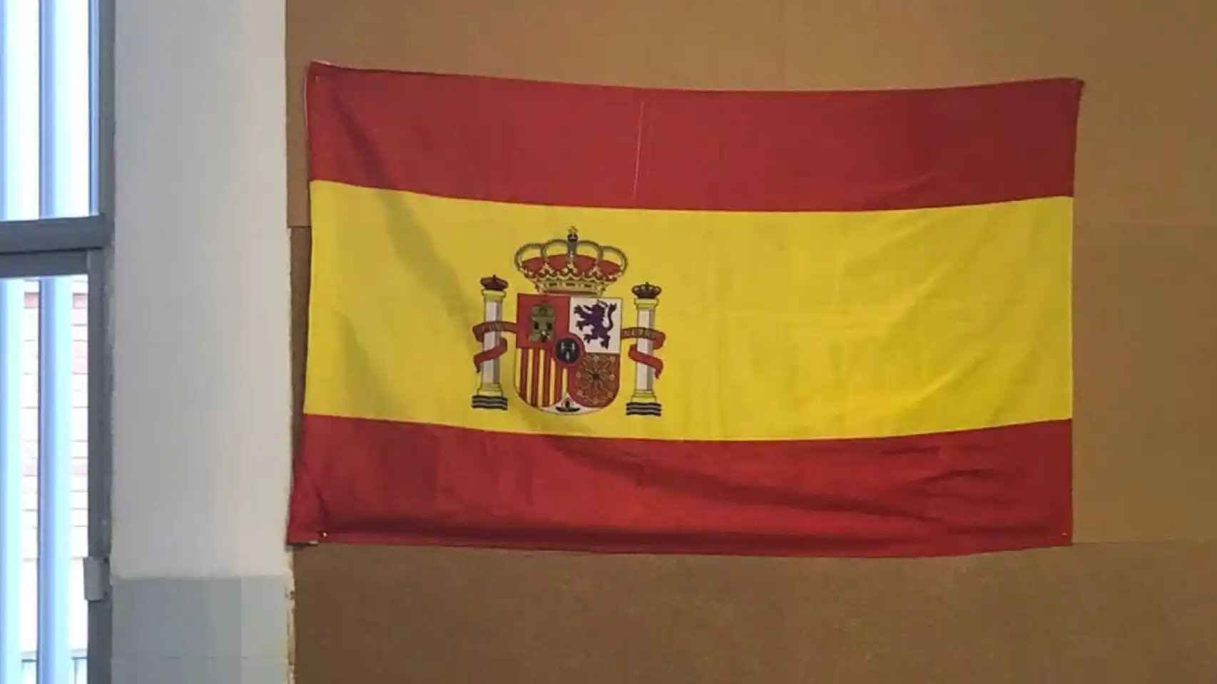 Bandera de España colgada en la clase.
