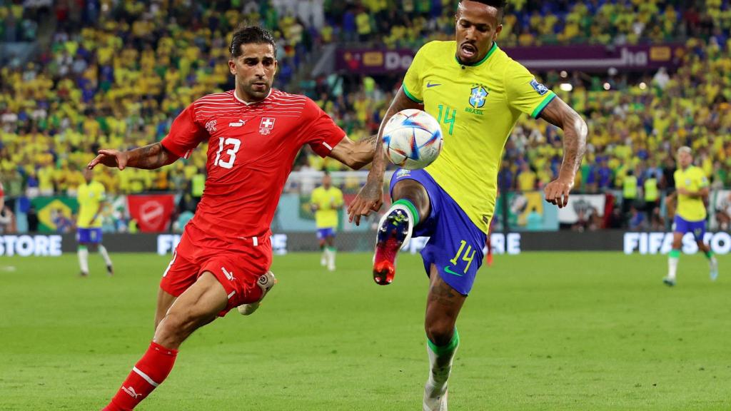 Militao se lleva el balón en el Brasil - Suiza