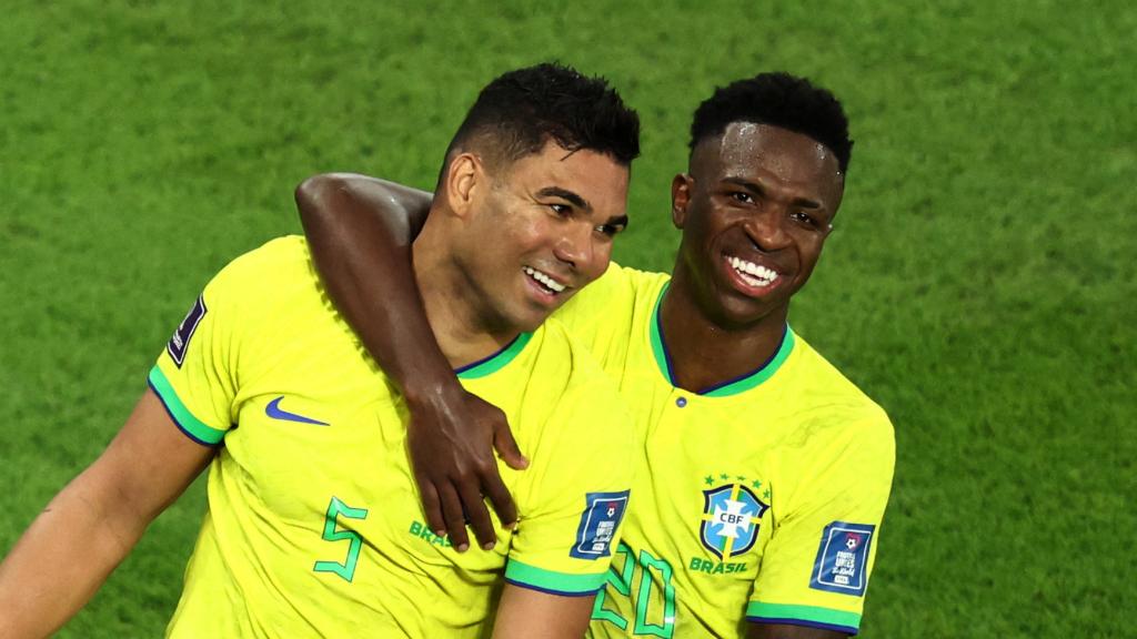 Vinicius y Casemiro se abrazan en un partido de la selección de Brasil