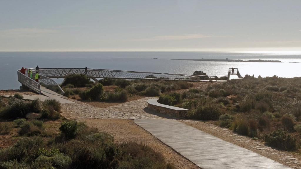 Las temperaturas rondando y superando los veinte grados de máxima se mantienen este lunes de noviembre. En la imagen, la isla de Tabarca.