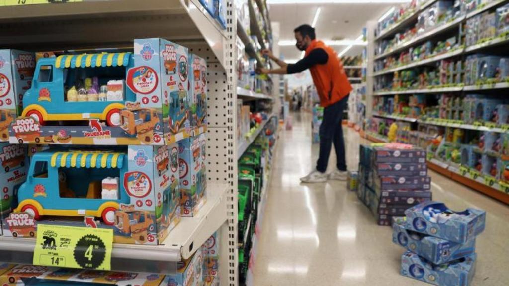 Un dependiente en una tienda de juguetes.