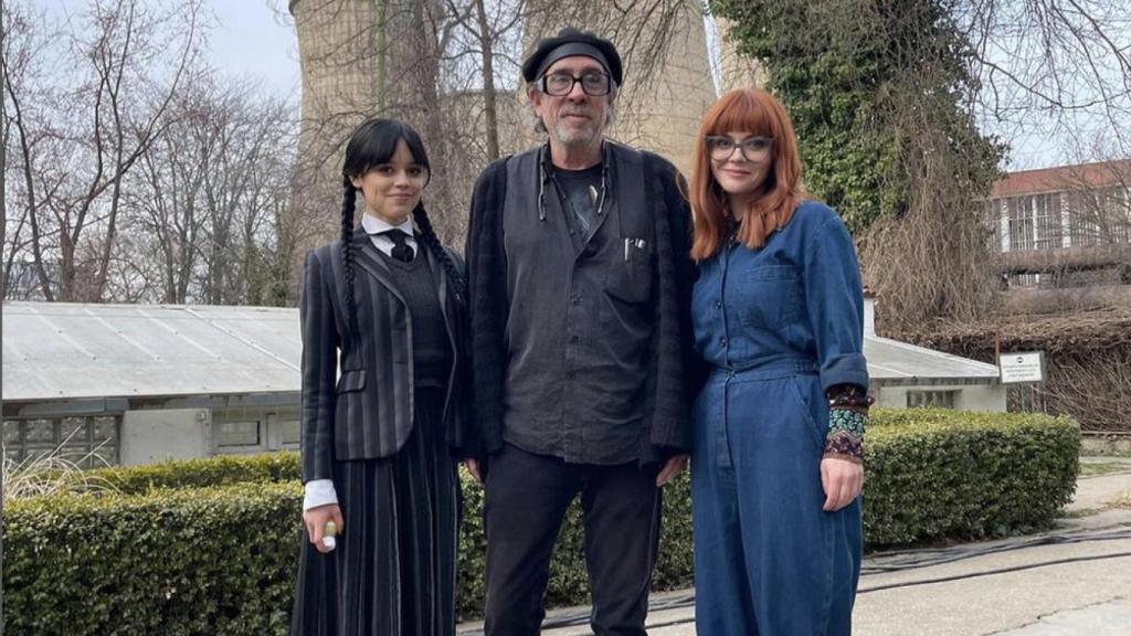 Las dos Miércoles posan con Tim Burton.