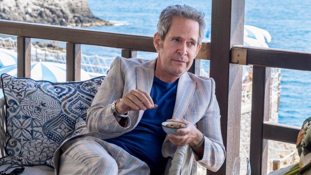 Tom Hollander es Quentin, el amigo gay de Tanya.