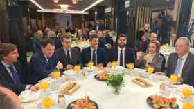 Mañueco junto a otros políticos del PP en el Desayuno Informativo Forum Europa