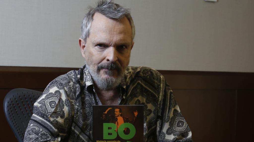 El cantante Miguel Bosé en una imagen promocional junto a su libro, 'Historia secreta de mis mejores canciones'.