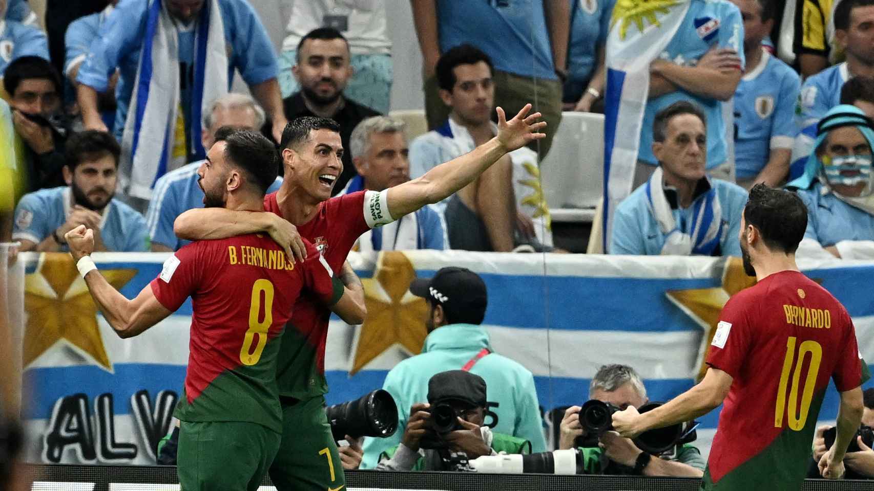 Abrazo entre Cristiano Ronaldo y Bruno Fernandes por el gol de la selección de Portugal