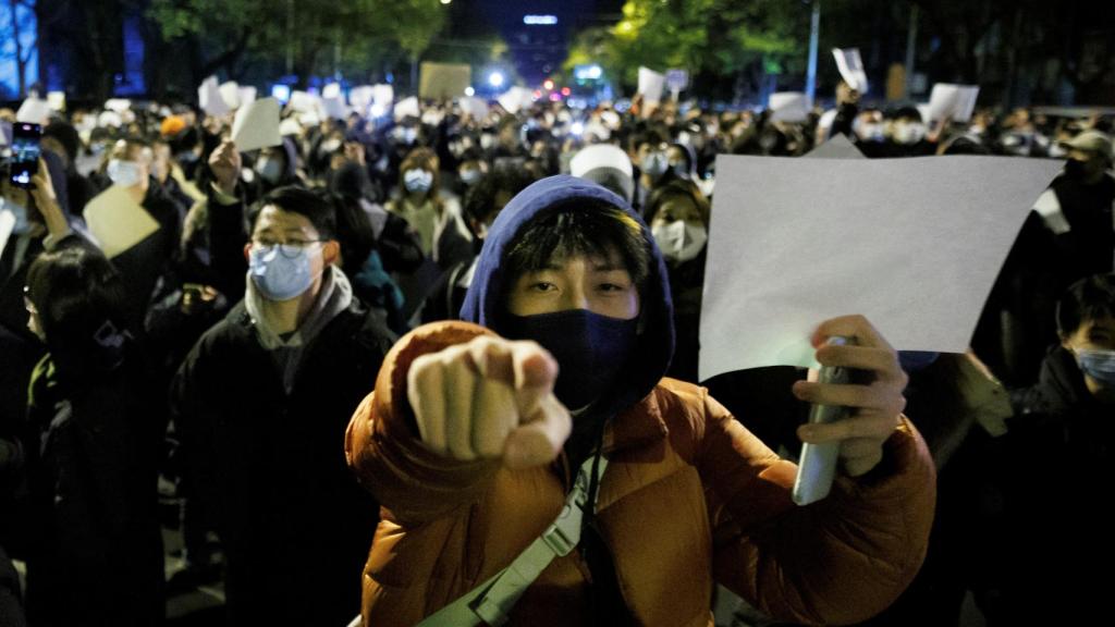 Un grupo de estudiantes se manifiestan con folios blancos en Urumqi, en Pekin.