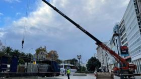 Comienza el montaje del árbol de Navidad del Obelisco en A Coruña