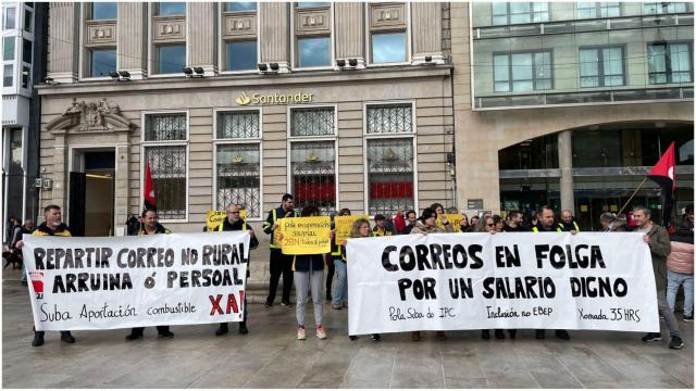 Movilización de Correos en el Obelisco de A Coruña.