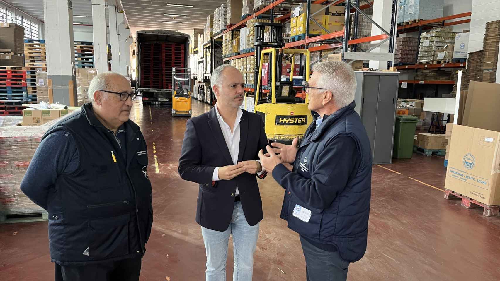 El presidente de Zona Franca, David Regades, en el Banco de Alimentos.