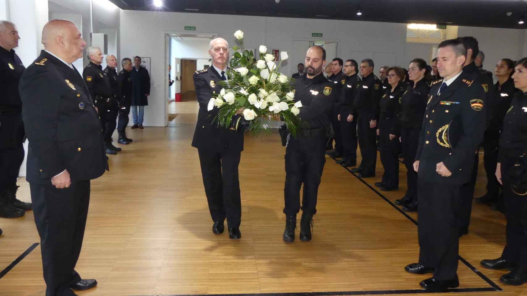 Homenaje a Vanessa Lage en la Comisaría de Vigo esta mañana.